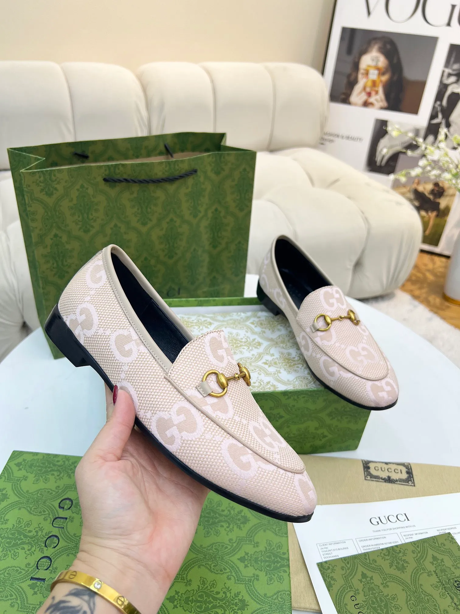 👟👟Ex-factory price 400👟👟 Genuine leather sole +50 Men +20 GUCCI's latest fabric, double G side, electric embroidered large double G, chasing fashion, special matching, worth owning, super comfortable on the feet, generous and decent. Heel height 2Cm. Multiple colors to choose from: sizes 35-42, the picture above is a big seller. Male 38-46